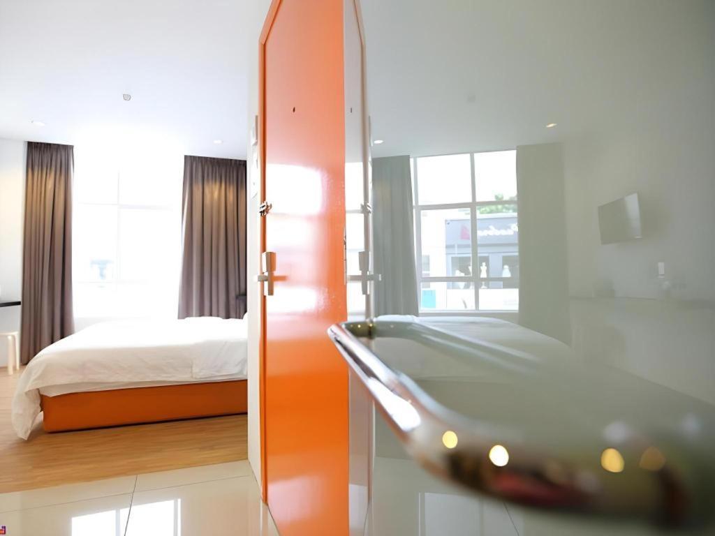 1 Hotel Taman Connaught Kuala Lumpur Exterior photo